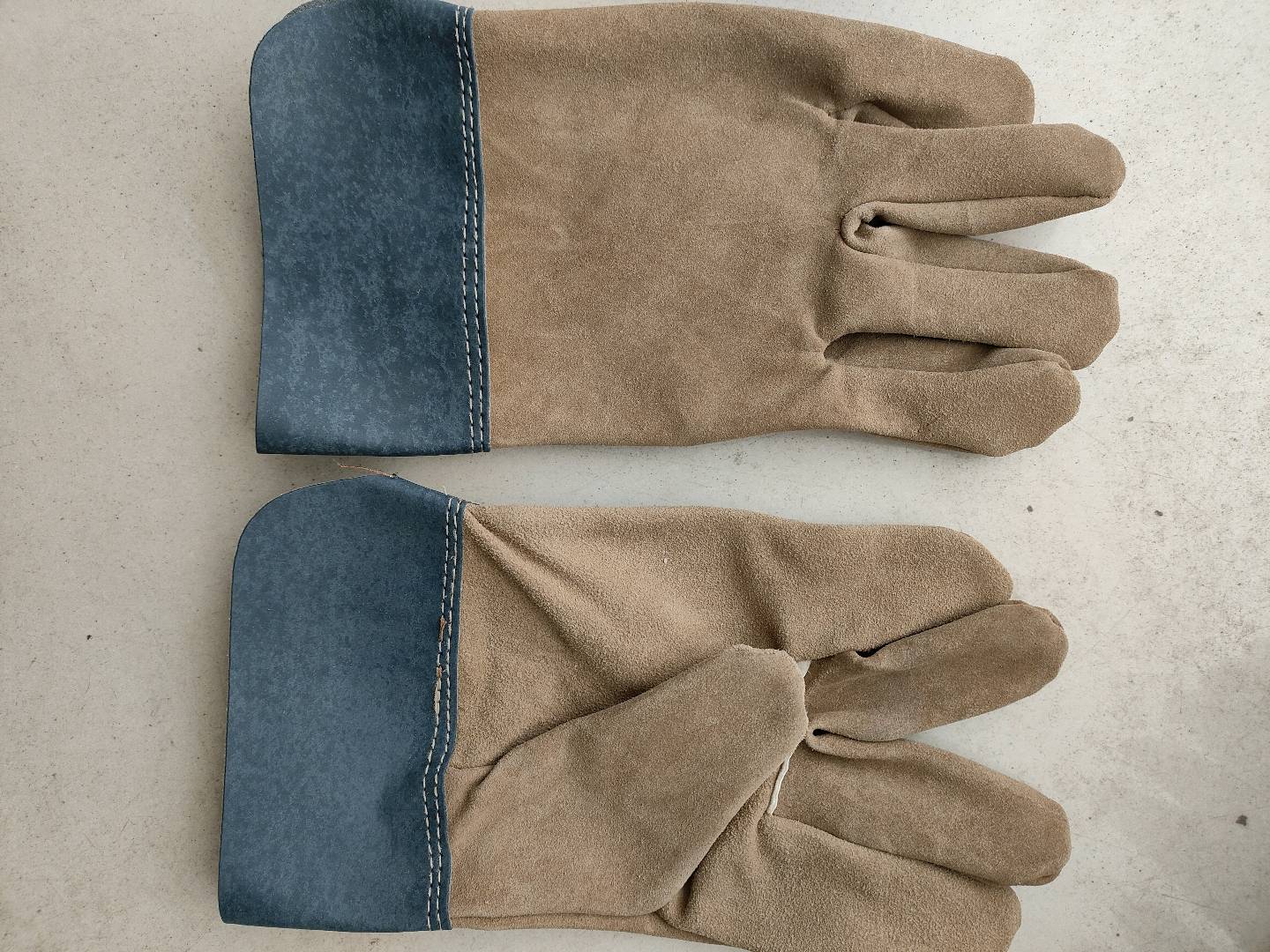 Welder's full leather gloves, welding special two-layer cowhide gloves, soft and wear-resistant, anti scalding, heat insulation and high temperature resistance for work, short labor protection for men