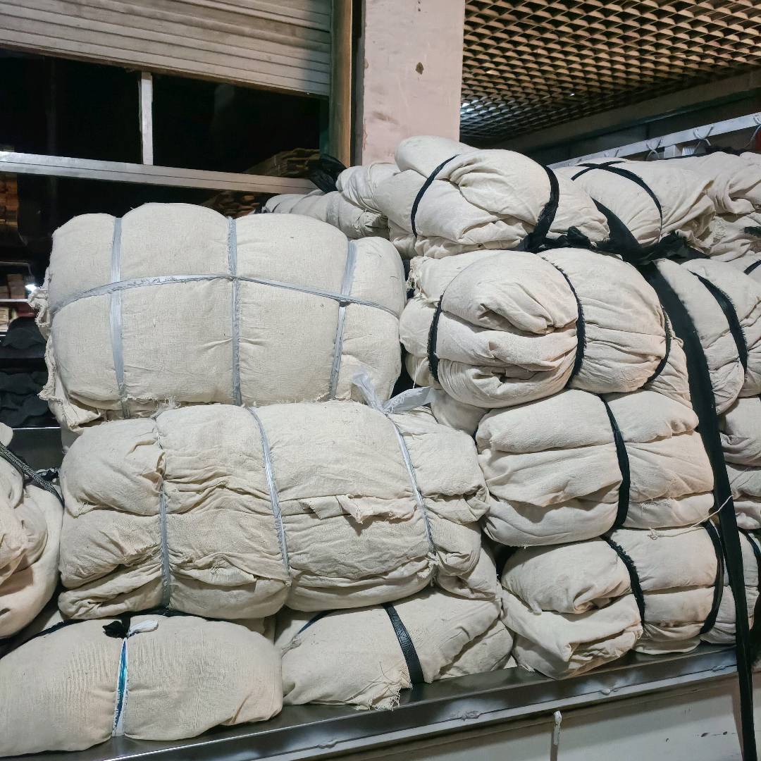 Wiping cloth made of all cotton with oil absorption and no shedding of wool. Industrial large pieces of broken cloth made of all cotton. Industrial wiping cloth, waste cloth, pure cotton waste cloth
