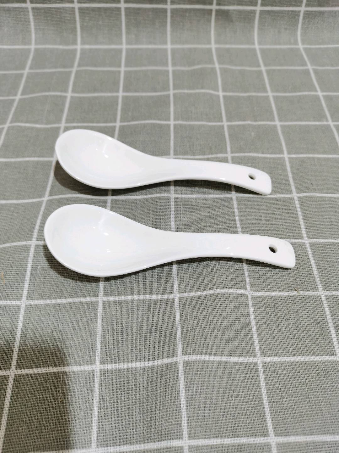 Magnesium porcelain has high hardness and fine bending. Magnesium porcelain has a three bend small spoon