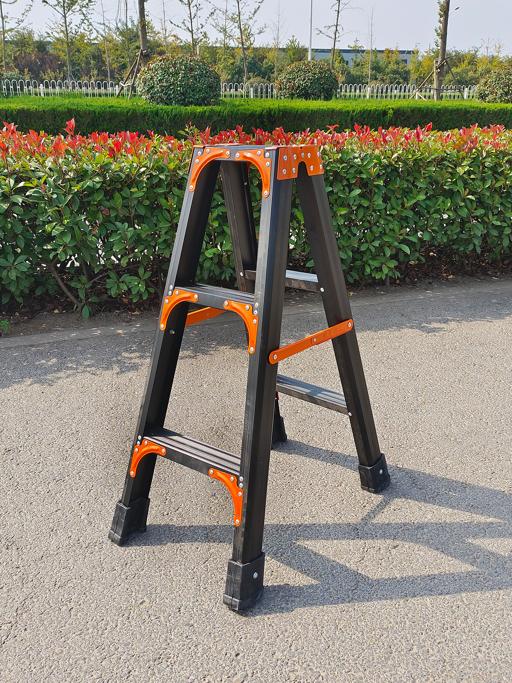 Black Thickened and reinforced iron folding bread ladder, household zigzag ladder, folding thickened folding ladder