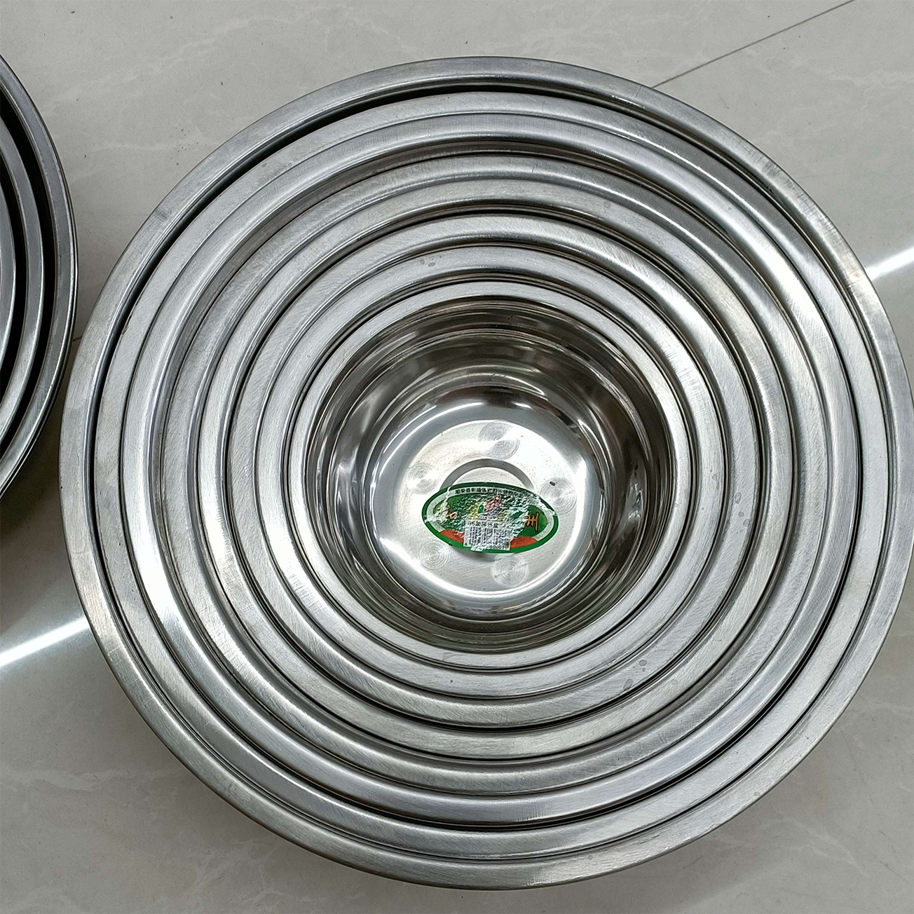 Wholesale stainless steel soup bowl with magnetic pot, small pot for household kitchen soup bowl, rice bowl, iron bowl, egg beater bowl
