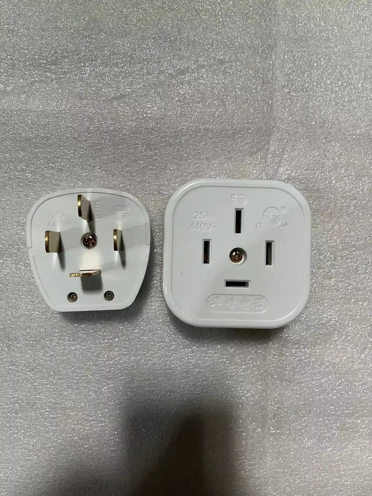 Huafeng white three-phase four wire Huafeng three-phase four wire plug socket open seat white 16A25A 40A four hole flat plug