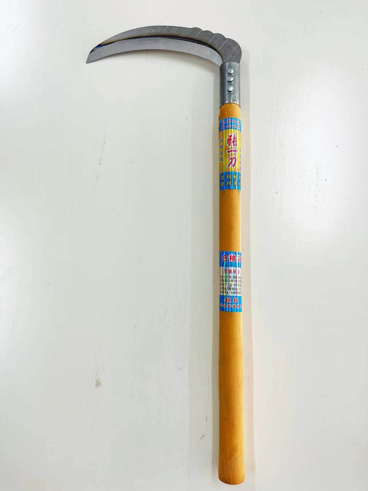 Zhang Yidao holds a straight locust tree sickle 50cm × 20.2cm