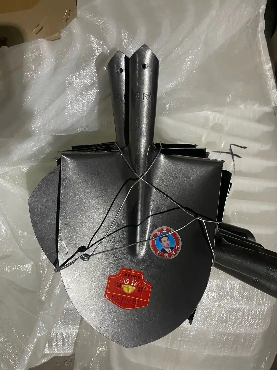 Zhaocai black pointed shovel wide shoulder 1.7 jin 23.5X30cm black pointed shovel shovel agricultural shovel
