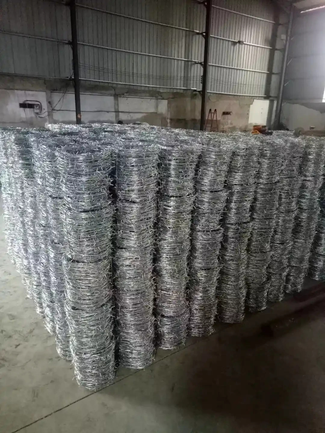 Thorn rope protection, barbed wire fence, aquaculture with barbed wire fence, hot-dip galvanized barbed wire fence, barbed wire rolling cage, anti-theft steel wire barbed wire fence