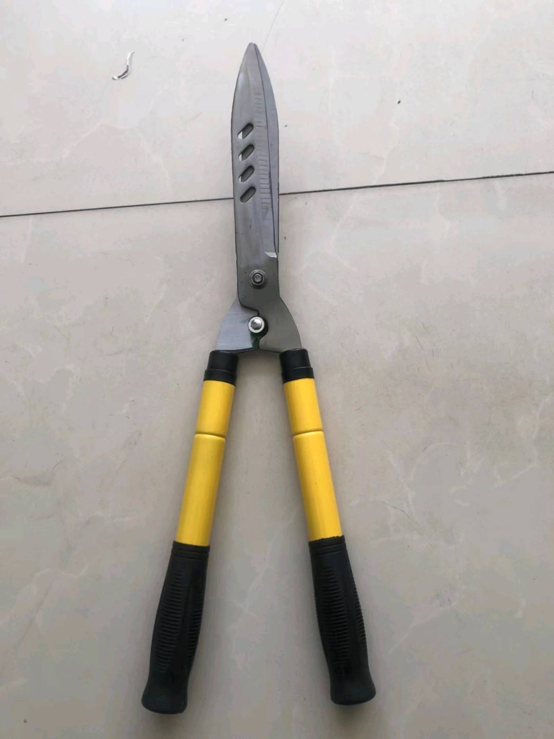 Yellow retractable lawn shears, gardening scissors, hedge shears, garden flower shears, pruning flowers, pruning branches, pruning flowers and plants, grass cutting and trimming