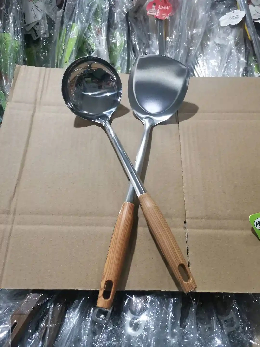Stainless steel extended handle shovel spoon, stainless steel spatula, household imitation wood handle kitchen utensils, cooking strainer, pan spoon, heat-resistant imitation wood handle long handle shovel set