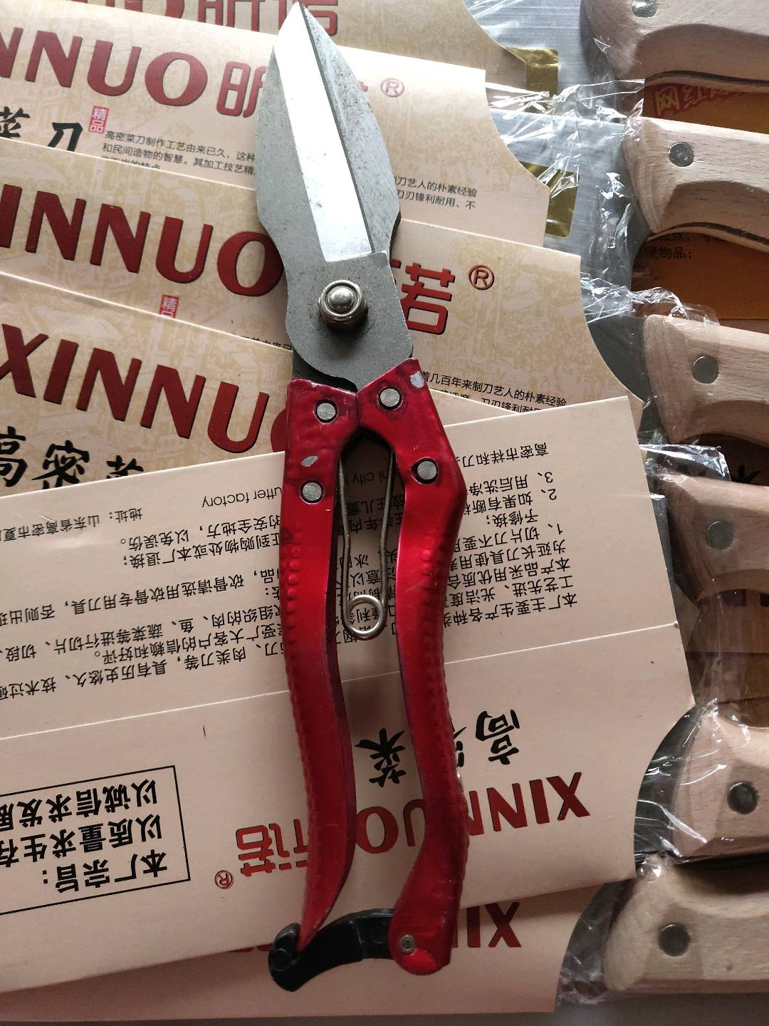 Garlic specific scissors for cutting garlic, garlic beard scissors, garlic head scissors, garlic whisker stems, onions, onion fruit branches scissors
