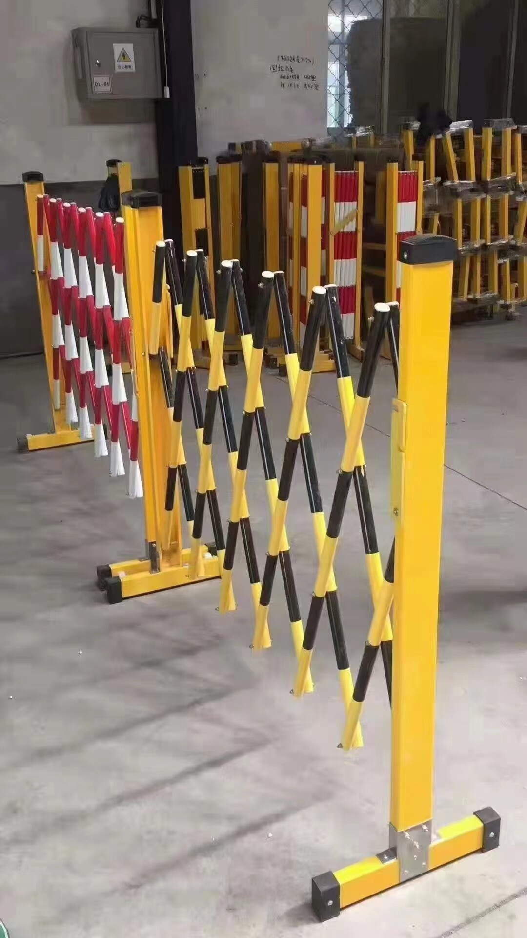 Telescopic fence mesh telescopic fence movable fence manual sliding door folding fence courtyard kindergarten outdoor fence