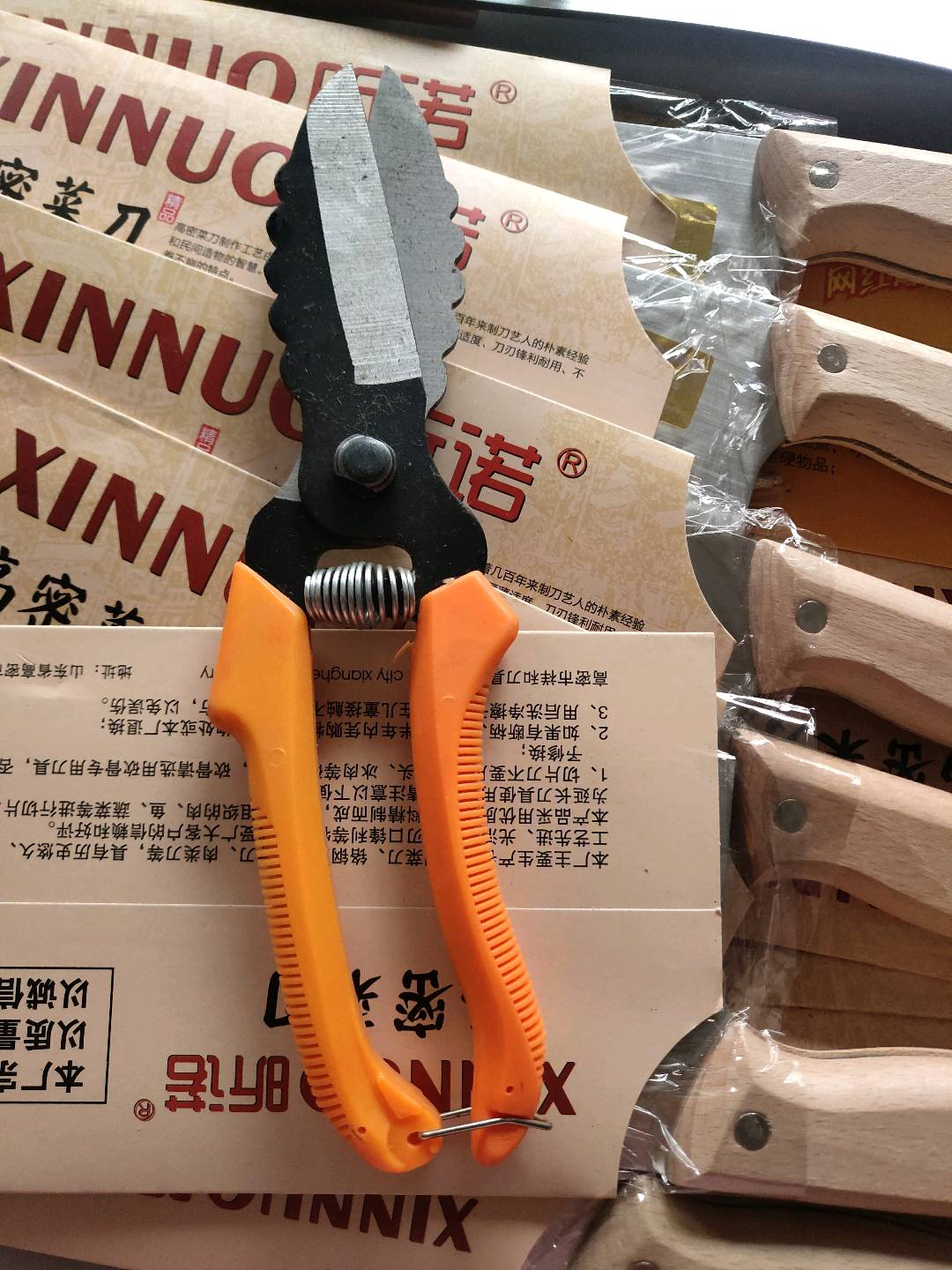 Garlic specific scissors for cutting garlic, garlic beard scissors, garlic head scissors, garlic whisker stem scissors, fruit branch scissors