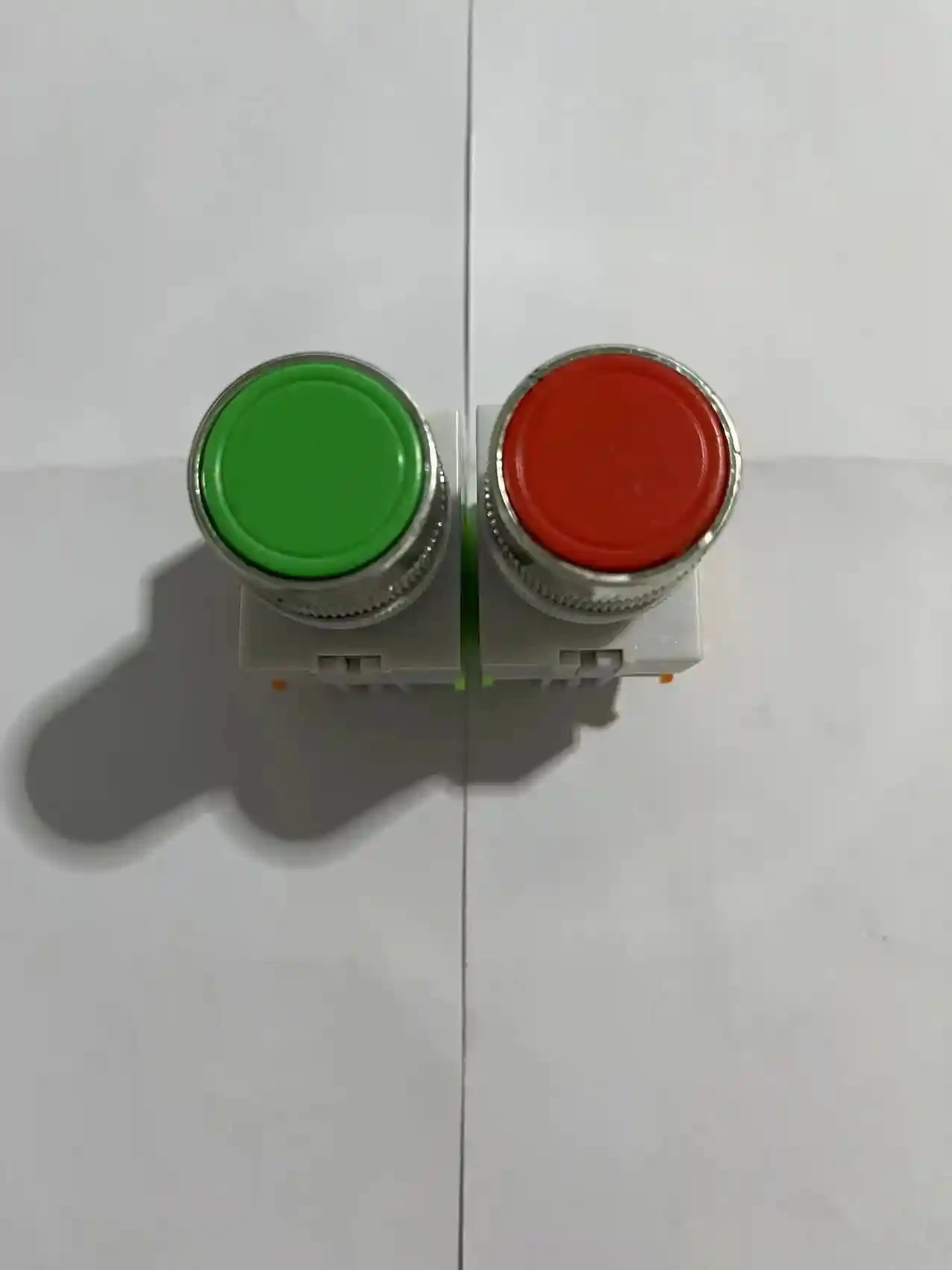 Button switch LAY37LAY7 button LAY37 button self reset button switch 22MM self-locking Y090 normally open and normally closed flat button