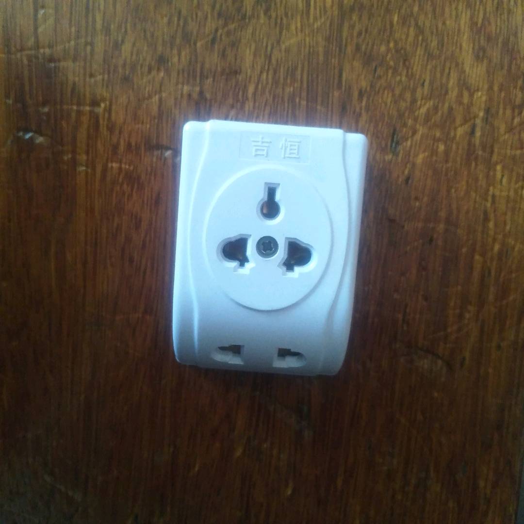Surface mounted seven hole socket, angled three sided socket, old-fashioned surface mounted simple socket, 10A wall switch