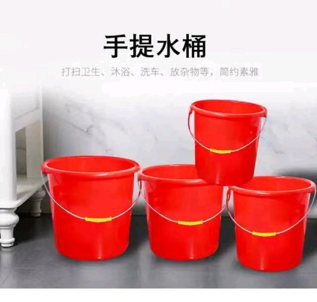 Handheld red water bucket