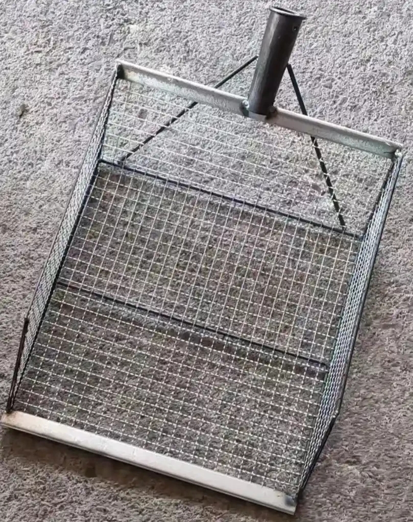 Peanut fork sieve with a hole distance of 1.15cm. Peanut screening device leaks