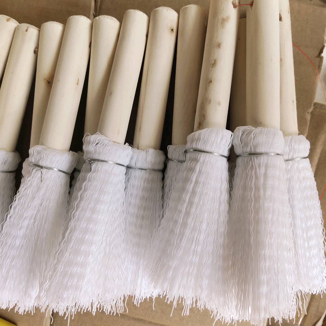 Wooden handle, white silk brush, pot brush