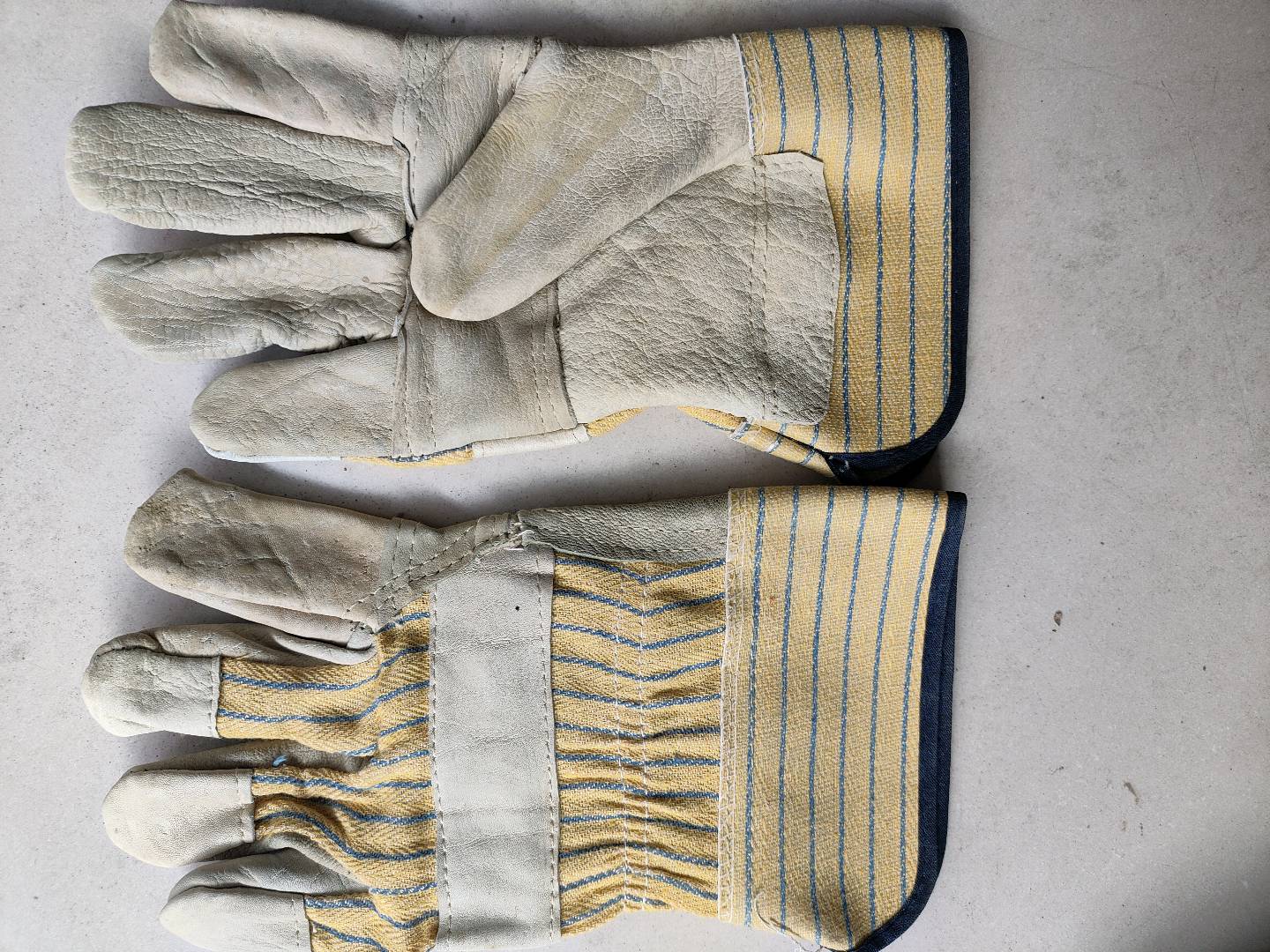 Wear resistant and heat-insulating welding gloves made of cowhide cloth for foreign trade