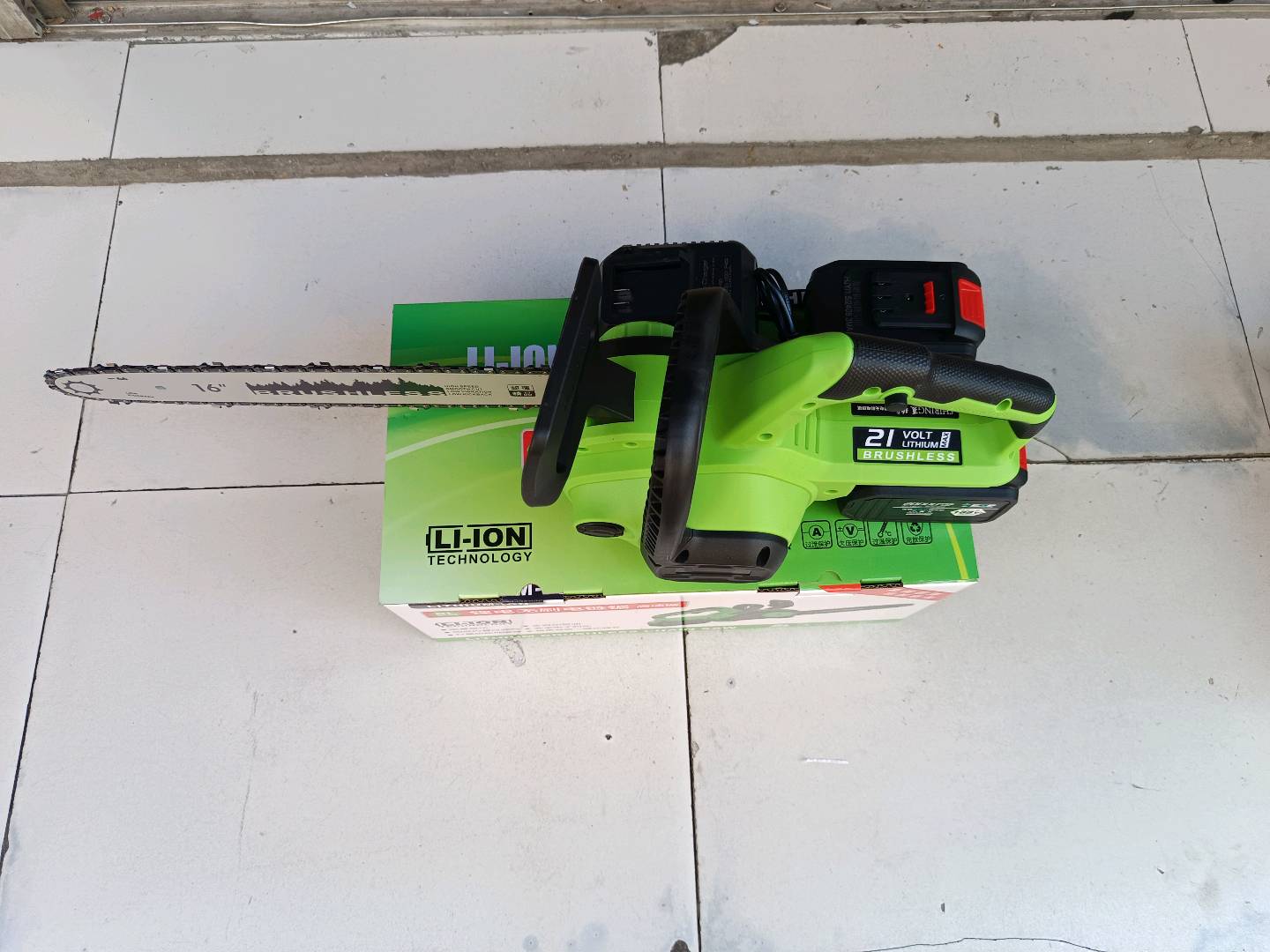 Xia Lang's new rechargeable electric chain saw, household high-power lithium electric saw, small handheld outdoor logging saw, wood saw, and tree saw