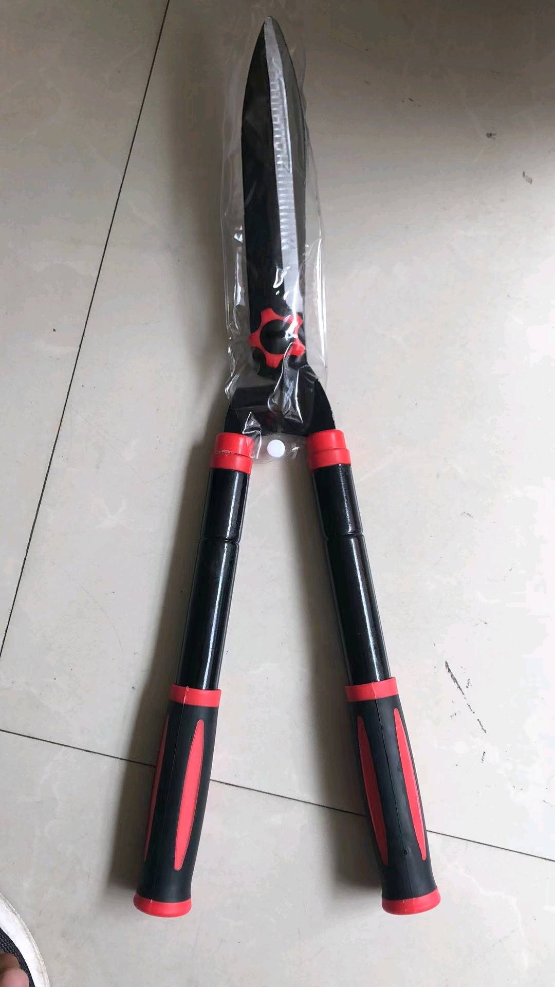 Black retractable lawn shears, coarse branches shears, garden pruning shears, strong retractable shears