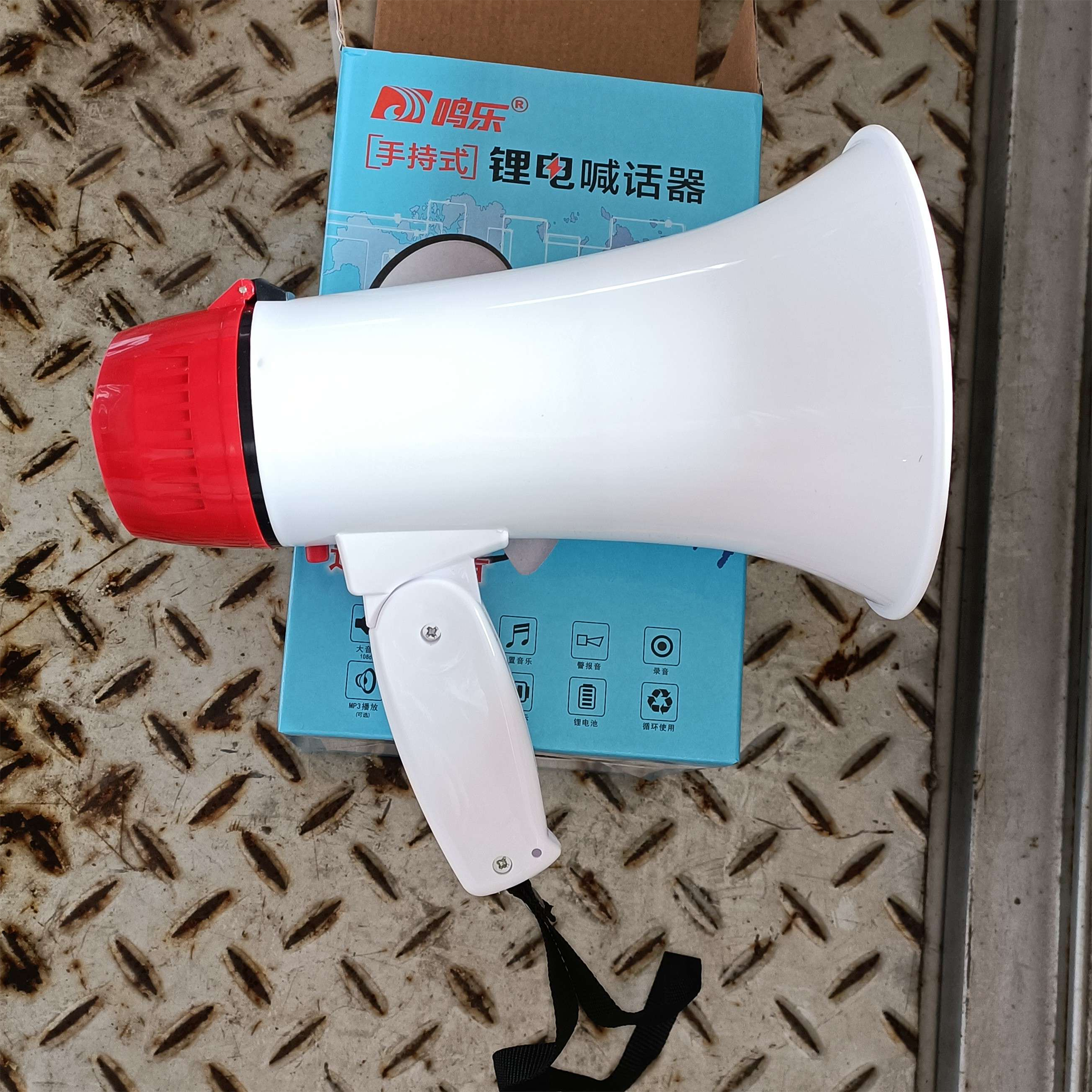 Mingle handheld loudspeaker plays high-power electronic recording continuously for 8-12 hours. Handheld loudspeaker is used for street vendor promotion and sales, tour guide high pitched and large volume amplifier