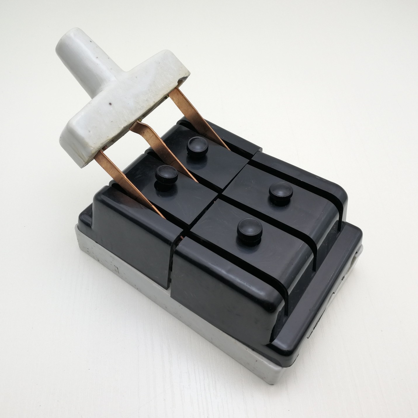 Motor forward and reverse conversion 380V30A63A switching charge and discharge ceramic blade three-phase electric reversing switch