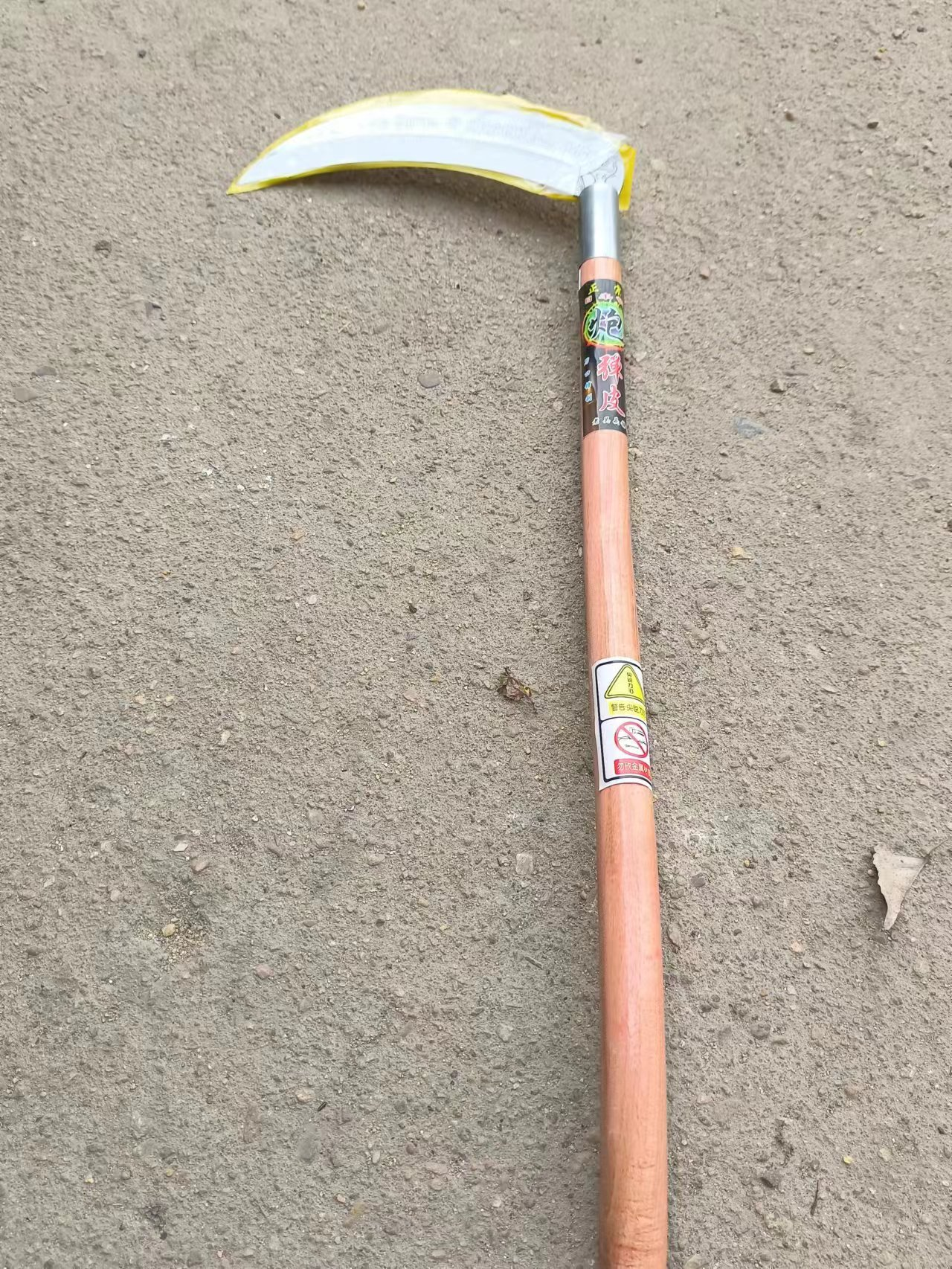 Agricultural shells, leather lawn mowers, sickles, old-fashioned professional weeding and harvesting sickles