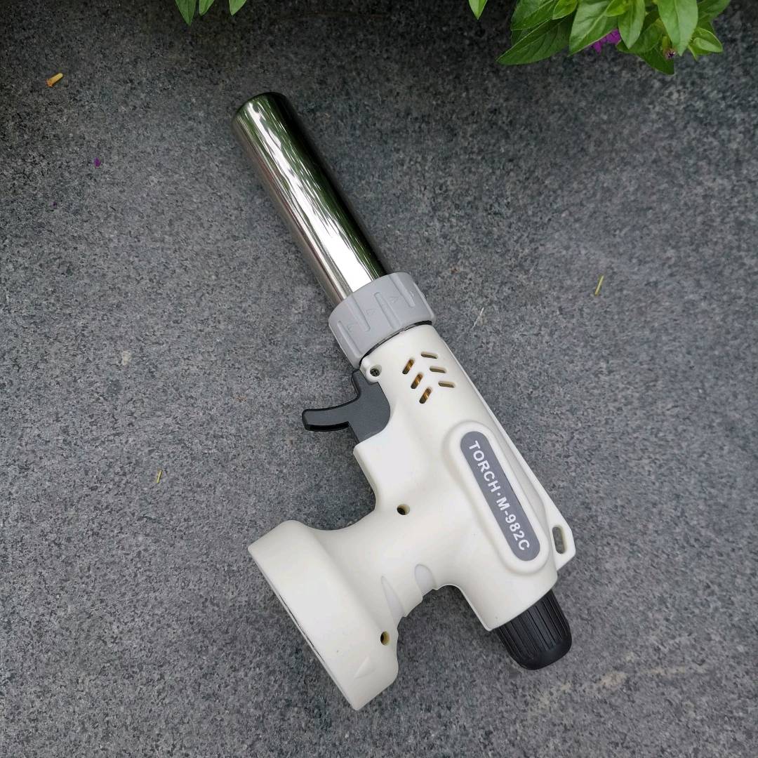 516 large head flamethrower with a length of 19 centimeters and a 360 degree rotating high-temperature welding gun. Thick gun barrel with ceramic mouth to prevent burning