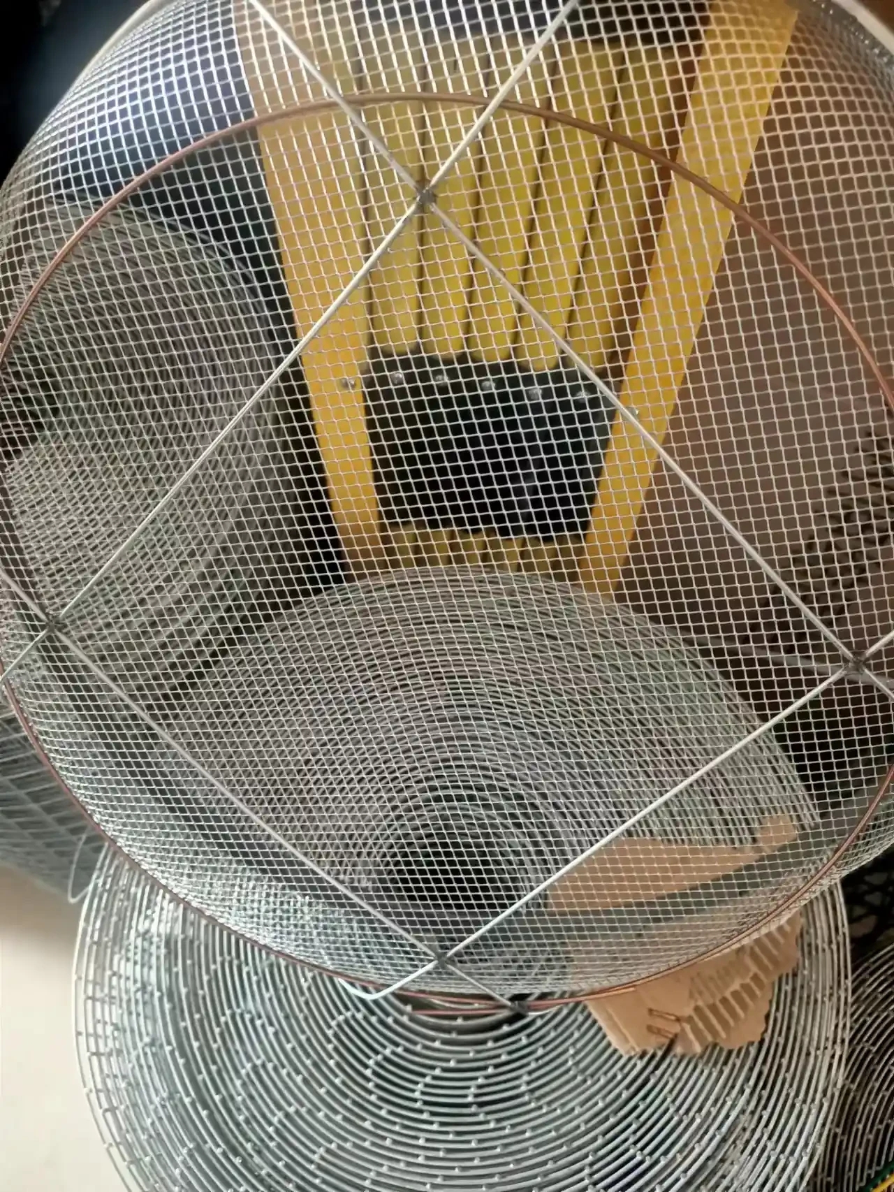 Screen punching steel plate mesh screen stainless steel screen iron screen fried deep-fried dough sticks steel wire oil filter basket round mesh fish drying restaurant water drying household dustpan