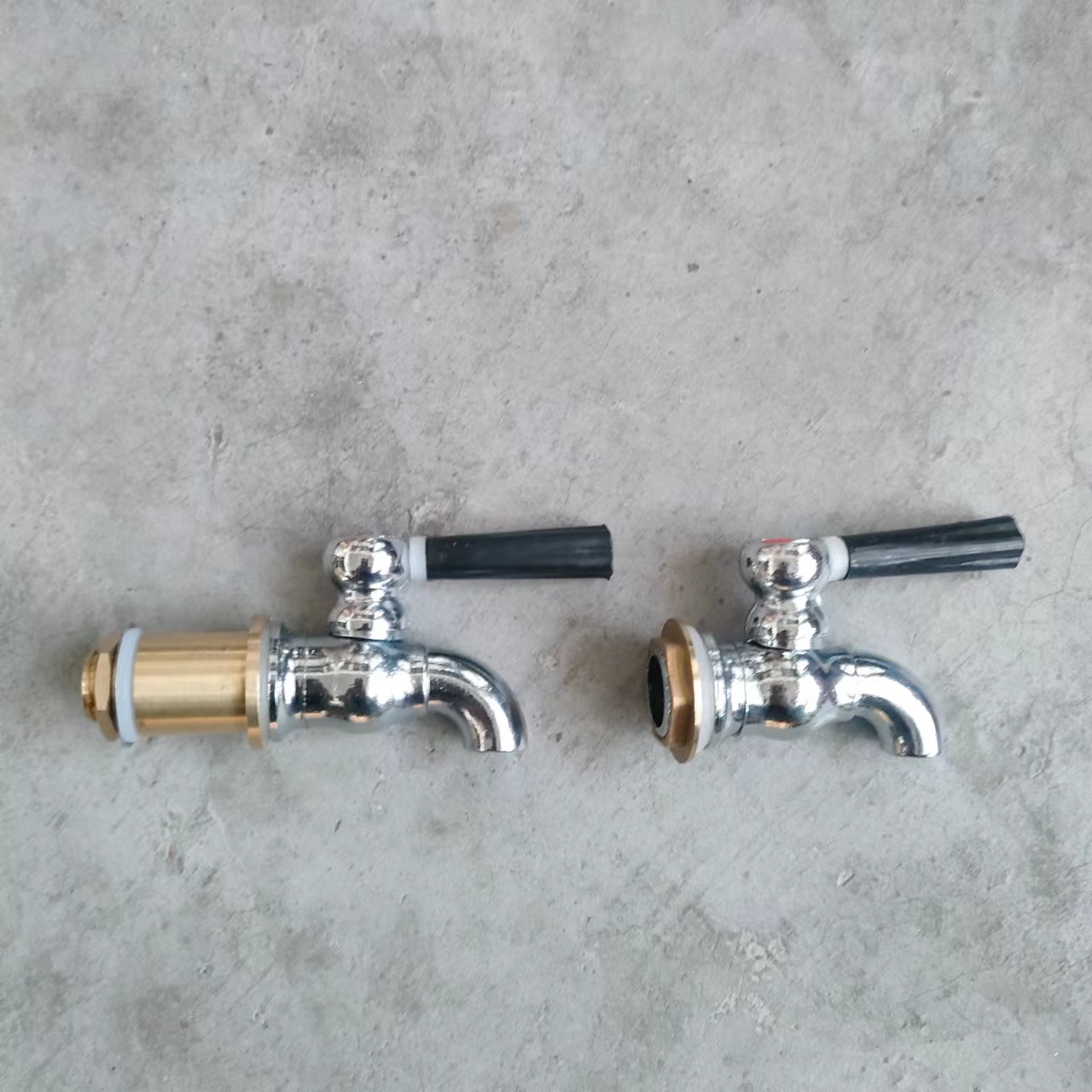 Turn on the water heater, turn on the left and right alloy faucets, water dispenser faucets, insulated bucket faucets, milk tea bucket faucets, 3 points, 4 points