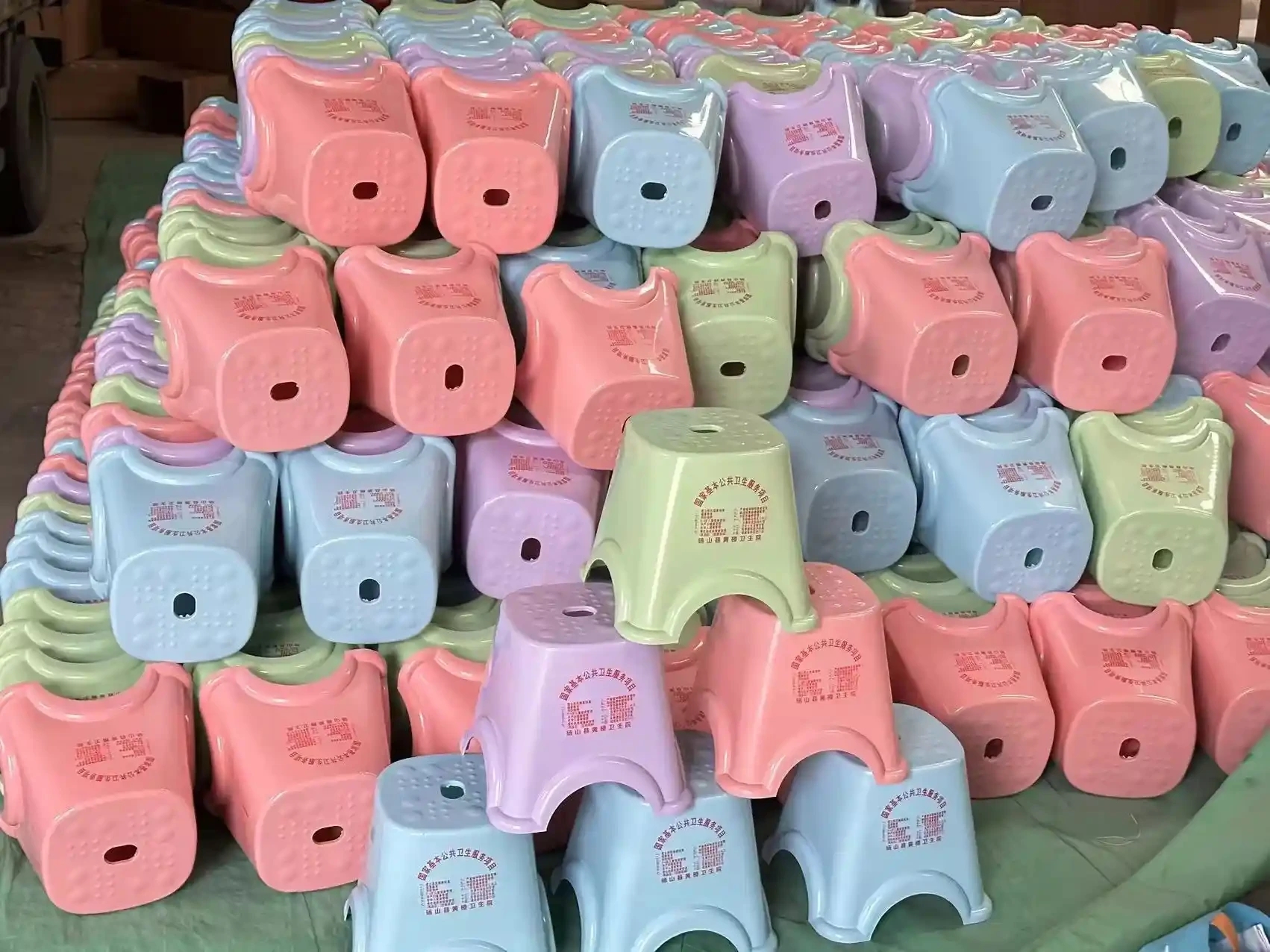 Plastic massage bench, plastic small square stool, plastic chair, color random