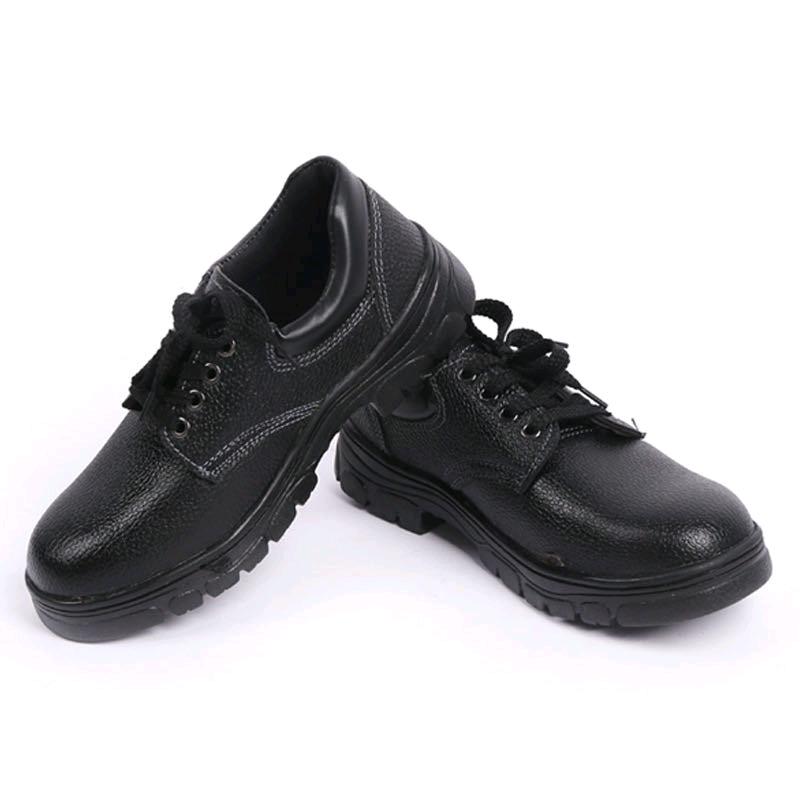 Black cowhide labor protection anti smashing shoes with steel plate toe design